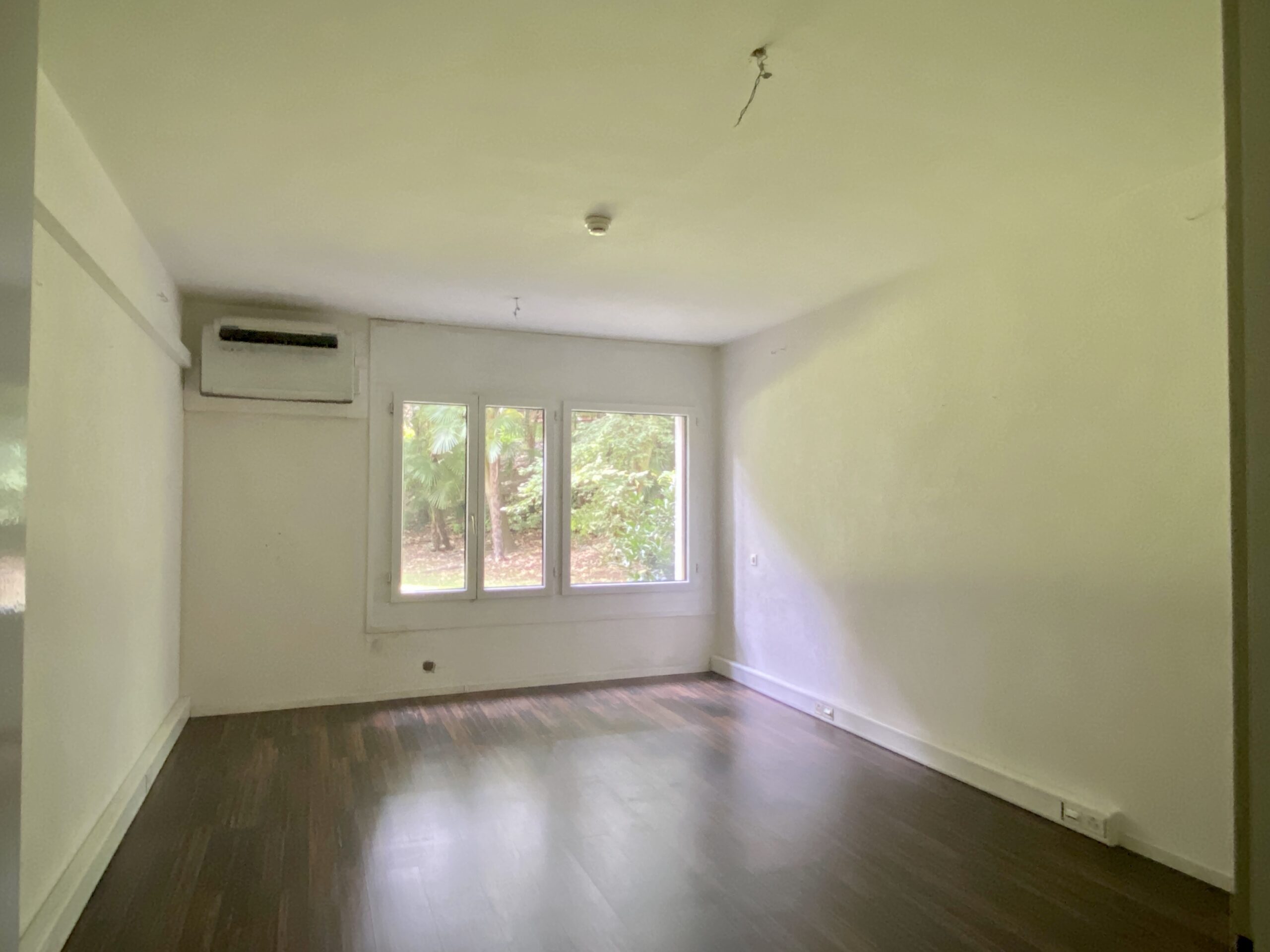 Leerer Wohnraum mit Fensterfront