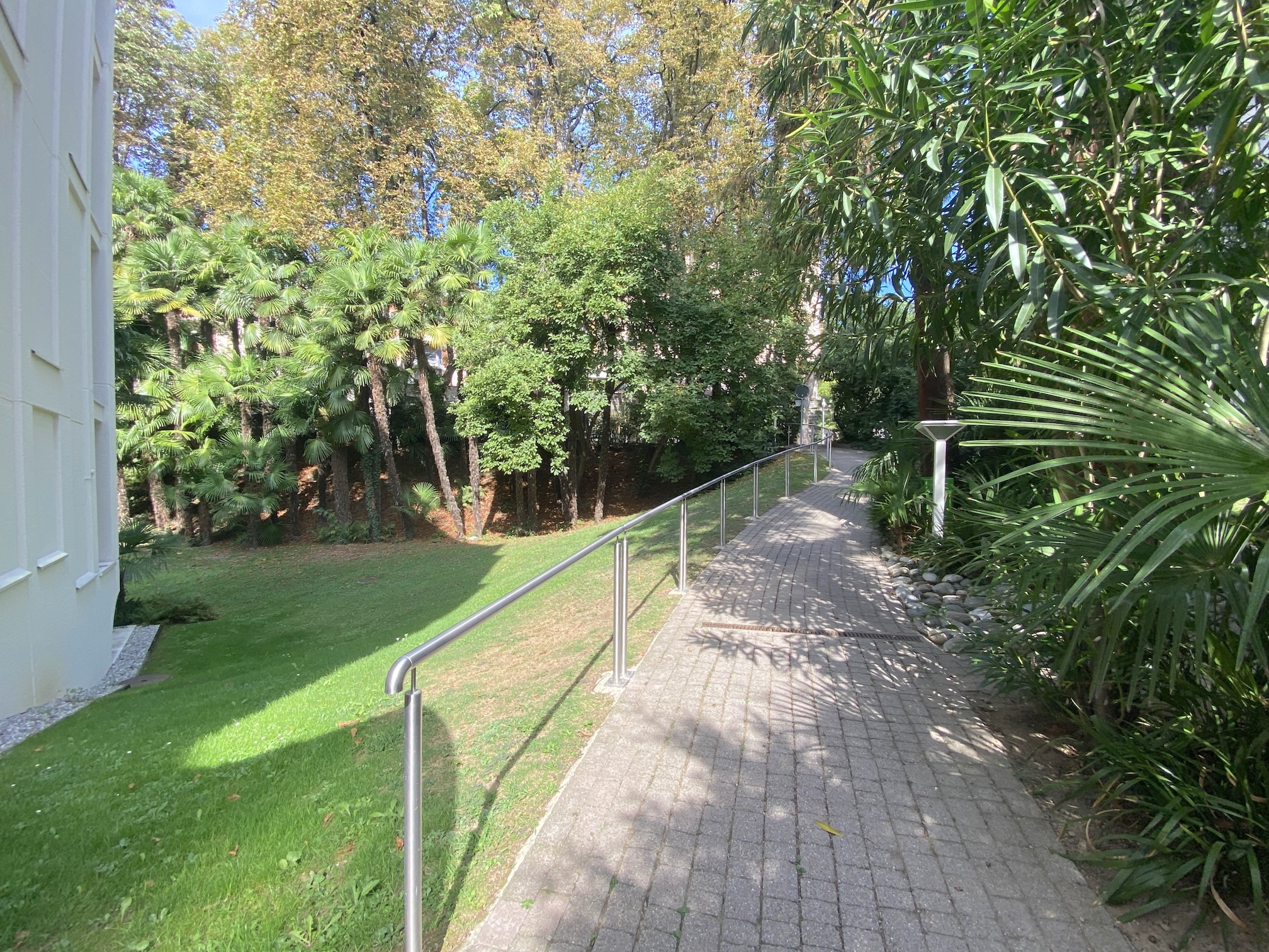 Gepflasterter Gartenweg mit Geländer