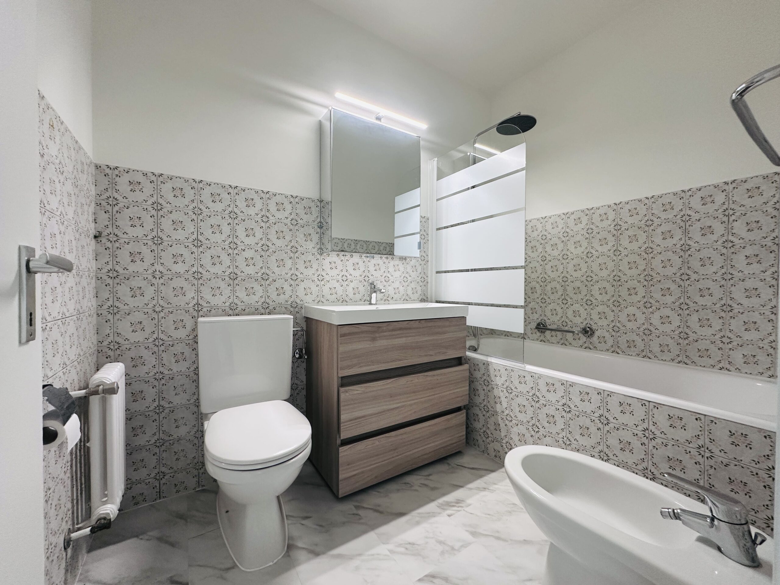 Modernes Badezimmer mit Musterfliesen