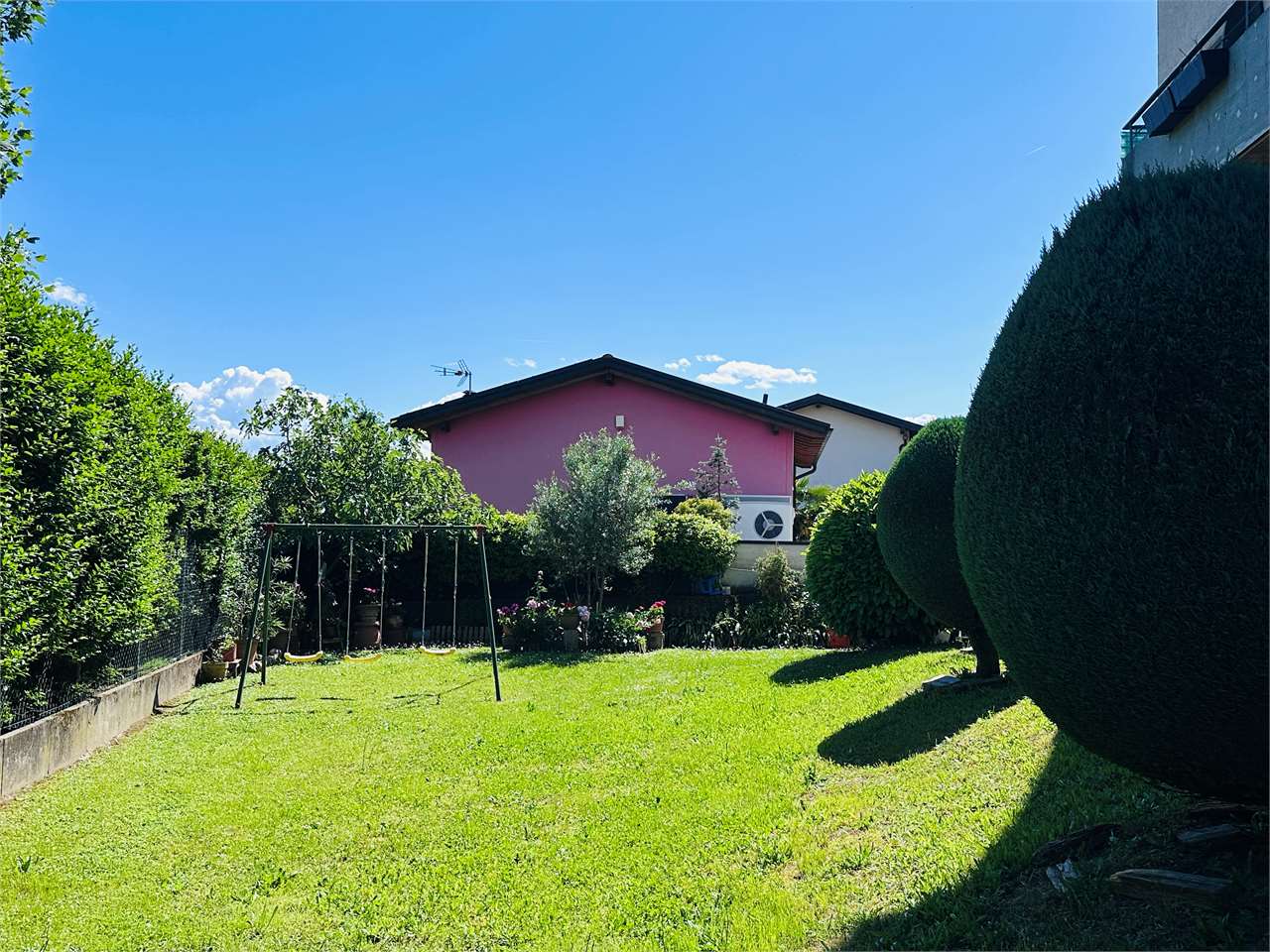 Gepflegter Garten mit Rasenfläche