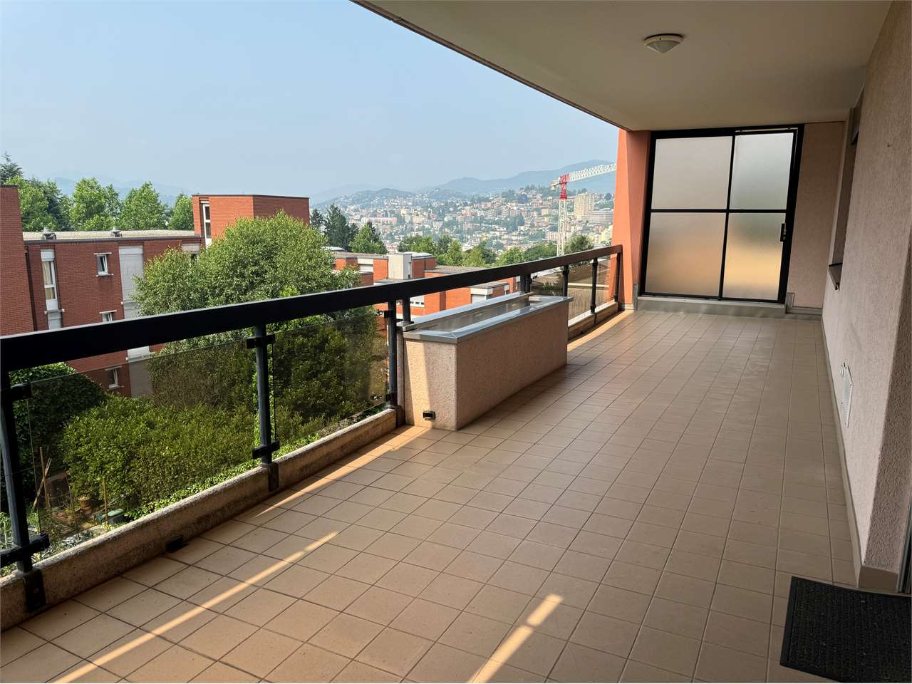 Großer überdachter Balkon mit Stadtblick