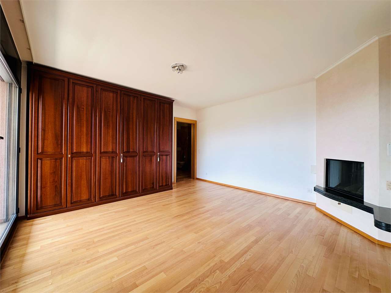 Wohnzimmer mit Einbauschrank und Kamin