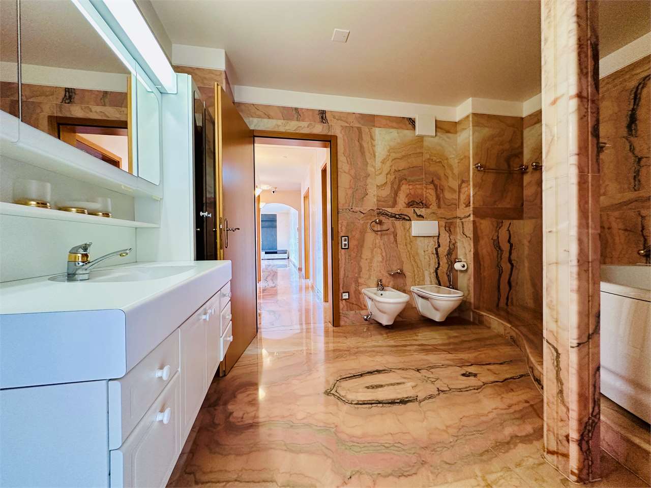 Luxuriöses Badezimmer mit Marmoroptik