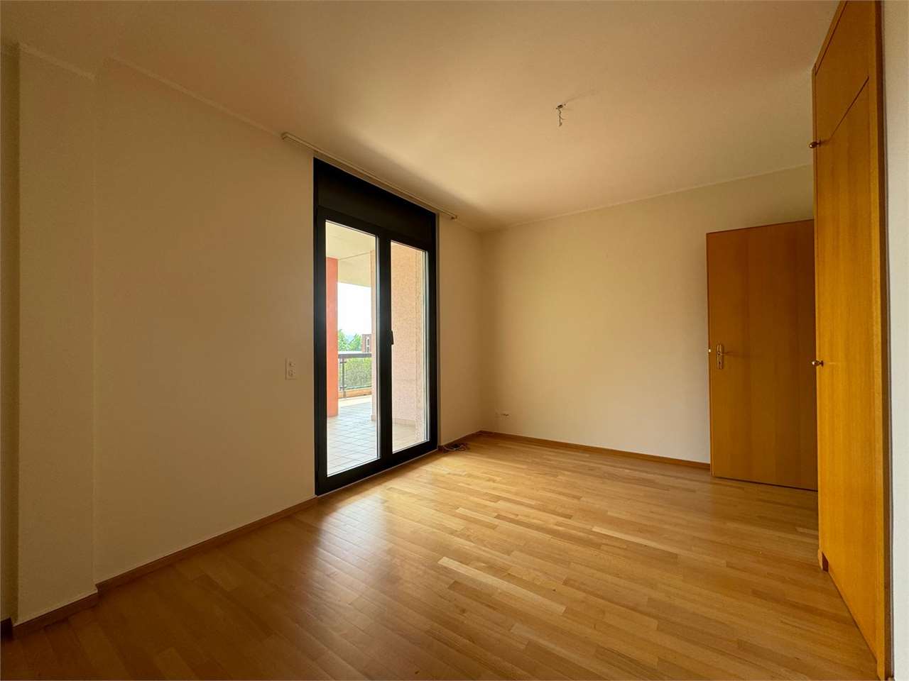 Heller leerer Raum mit Balkon-/Terrassentür