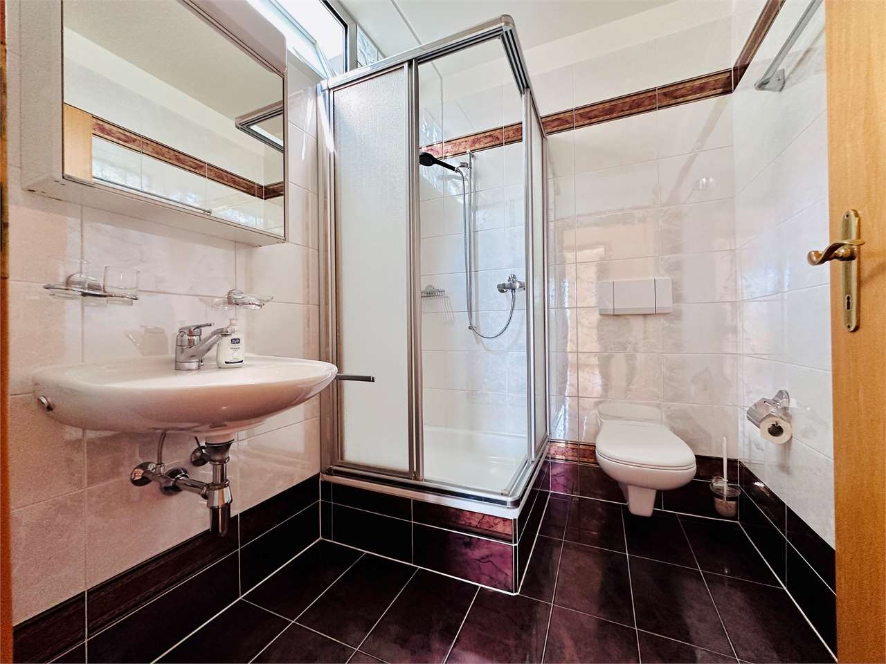 Kleines Bad mit Dusche, WC und Waschbecken