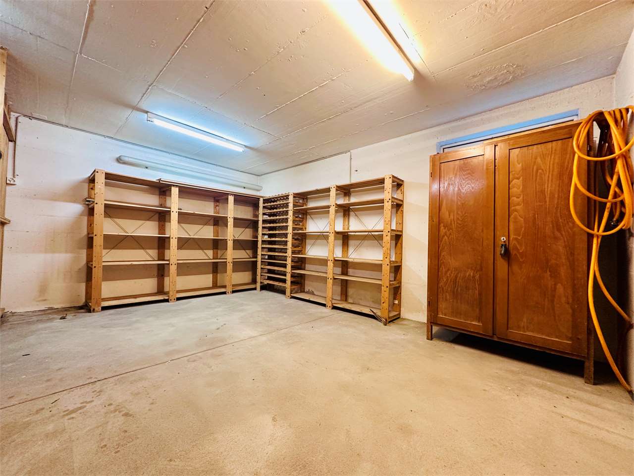 Kellerraum mit Regalen und Schrank