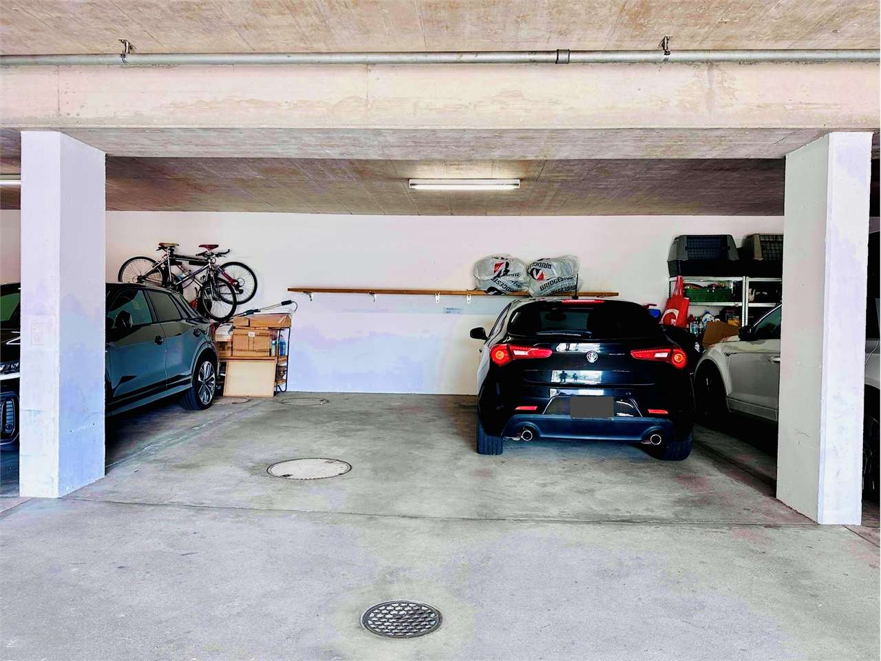 Parkgarage mit abgestellten Fahrzeugen