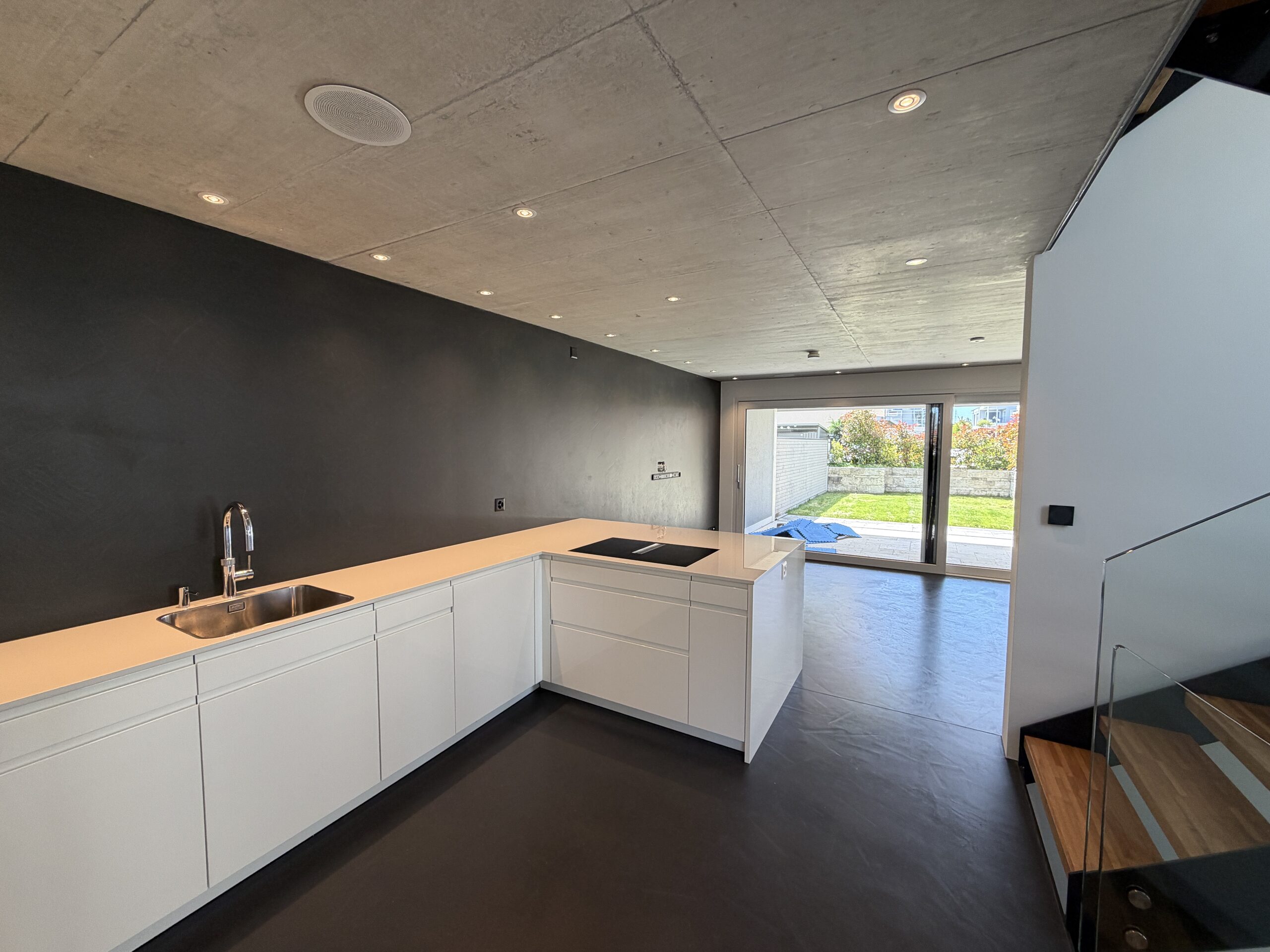 Moderne offene Küche mit Gartenblick