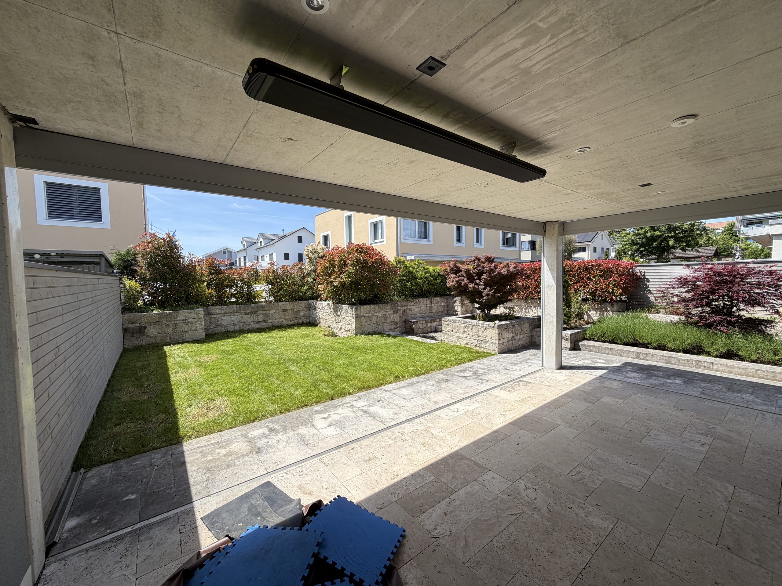 Überdachte Terrasse mit Gartenblick
