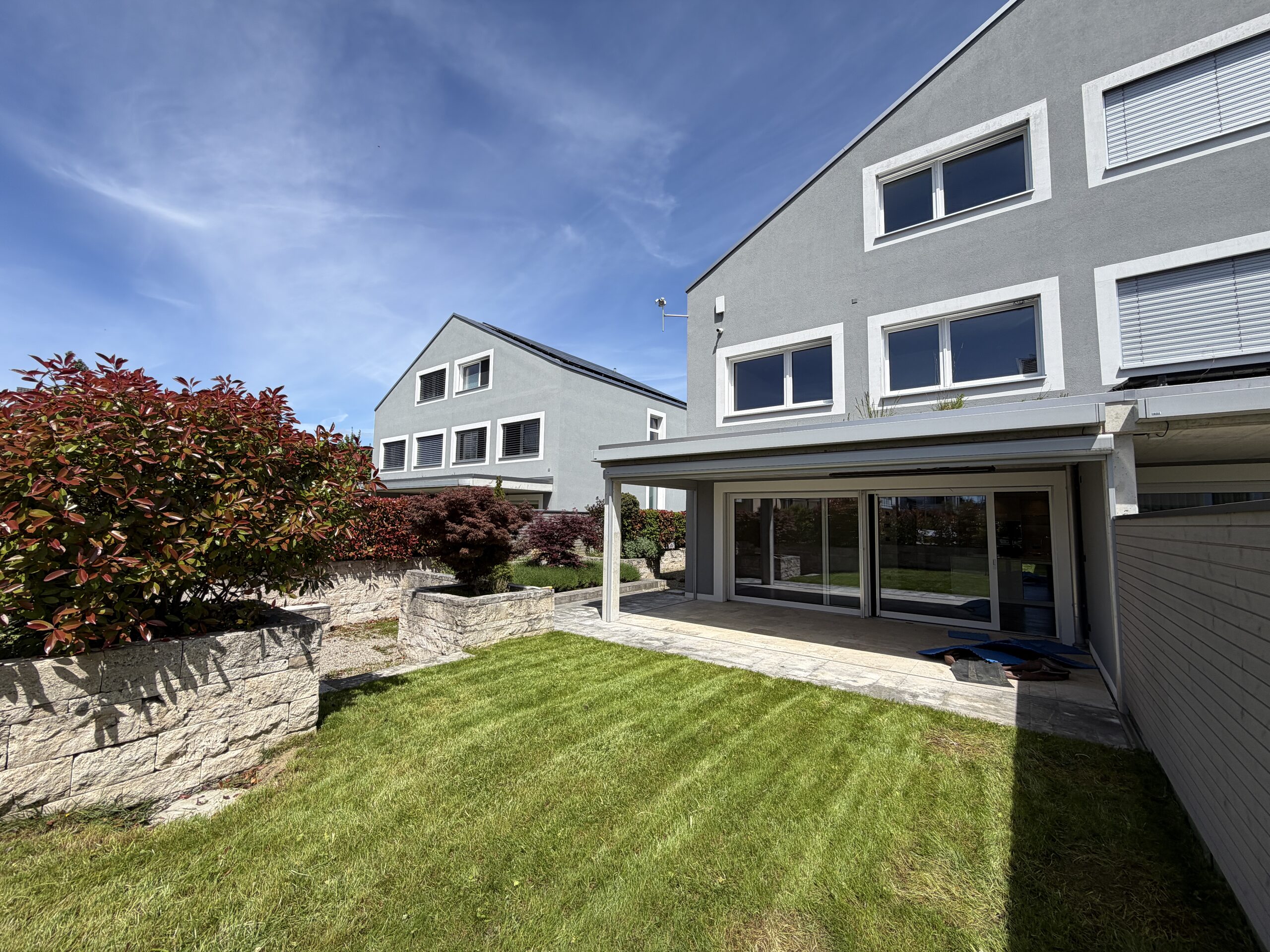Moderner Garten mit Doppelhaus-Ansicht