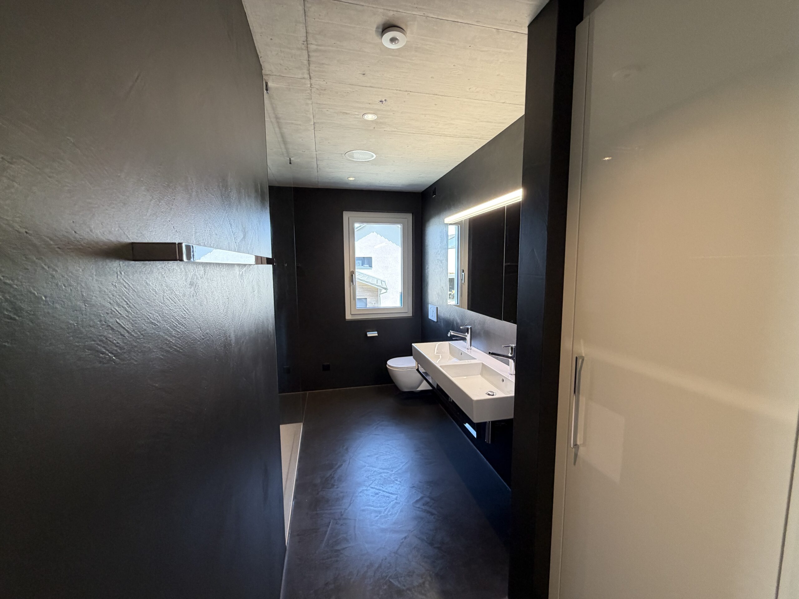 Modernes Badezimmer mit dunkler Gestaltung