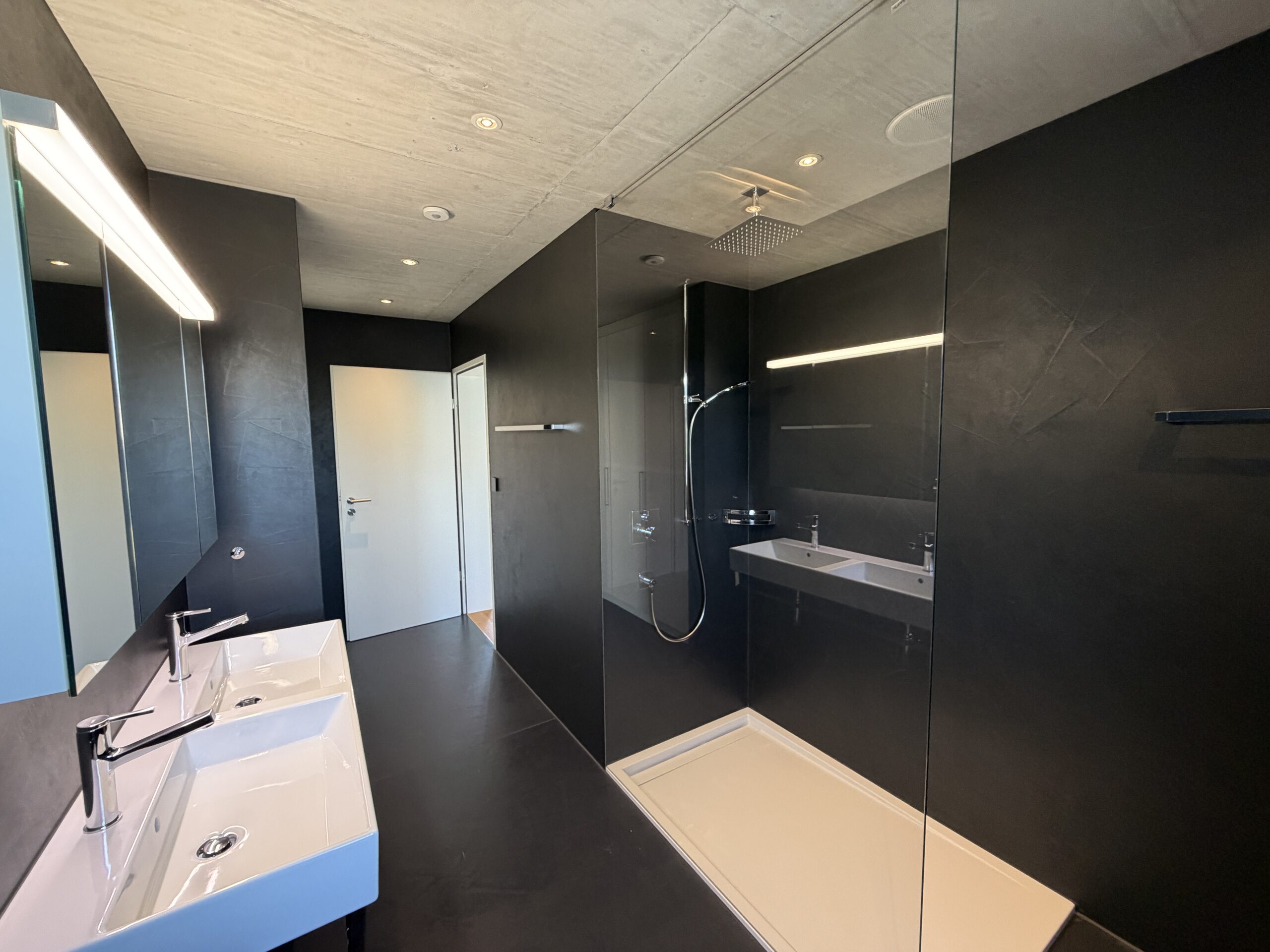 Modernes Badezimmer in Schwarz-Weiß
