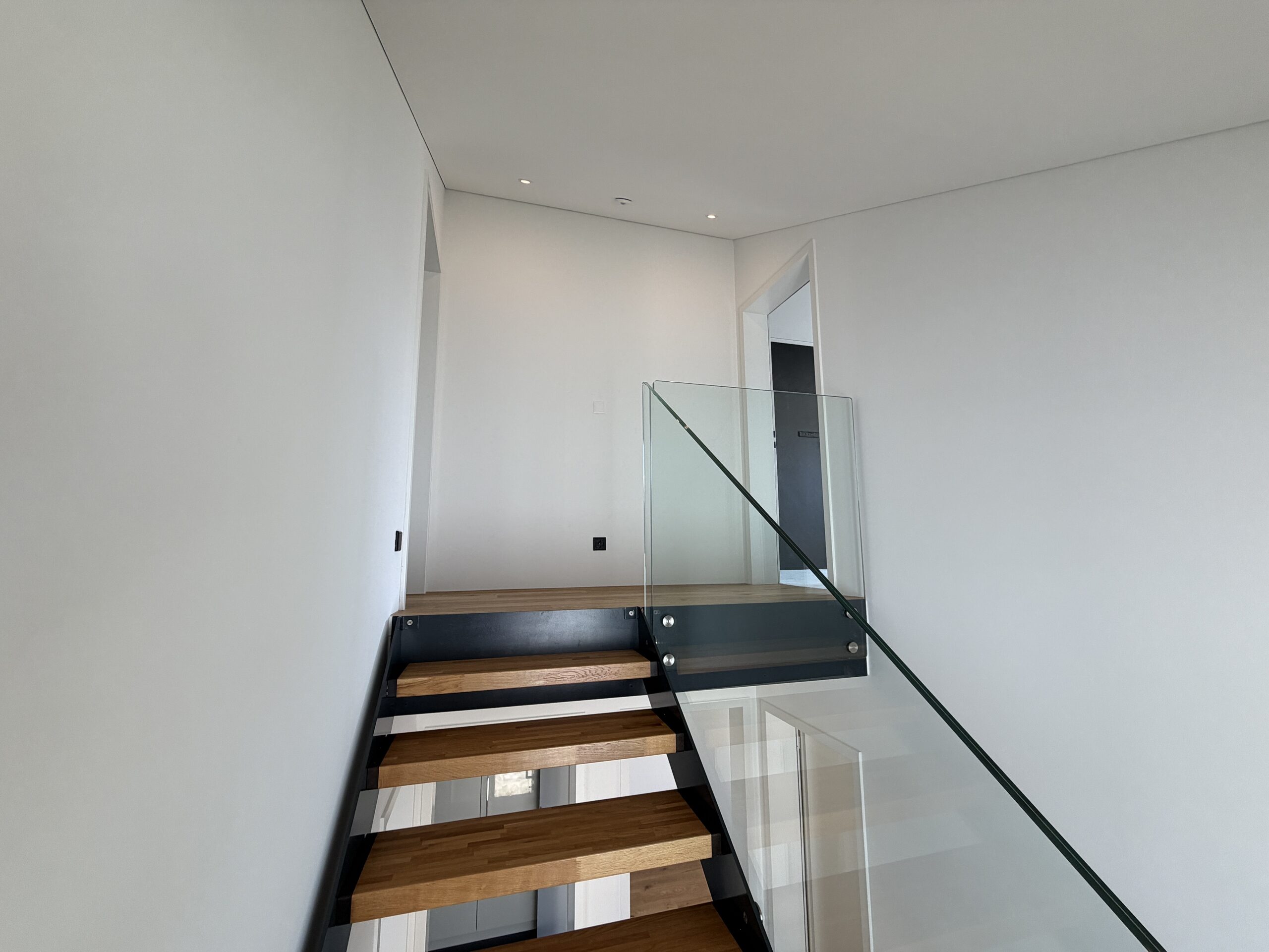 Moderne Treppe mit Glasgeländer