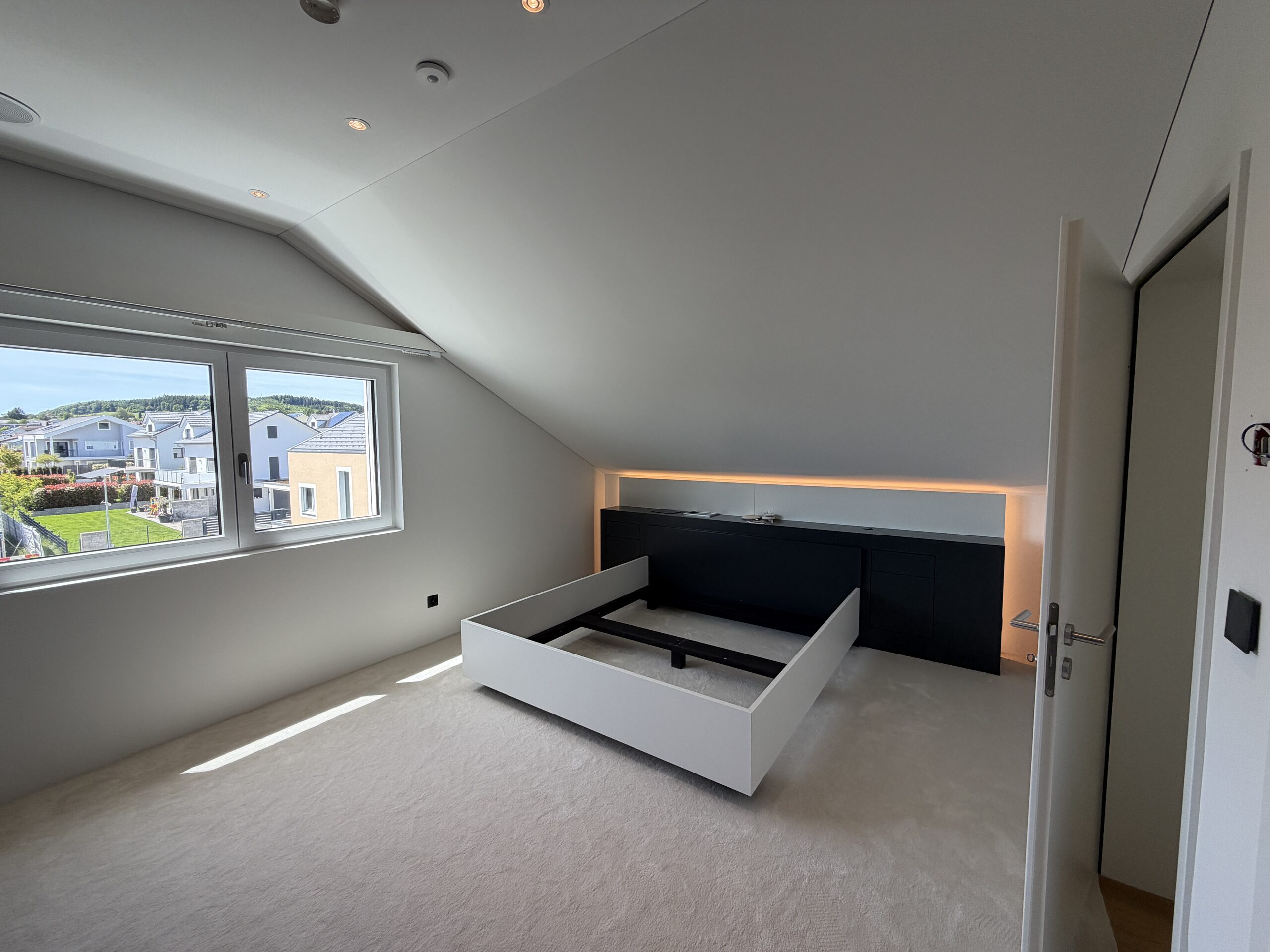 Modernes Schlafzimmer im Dachgeschoss
