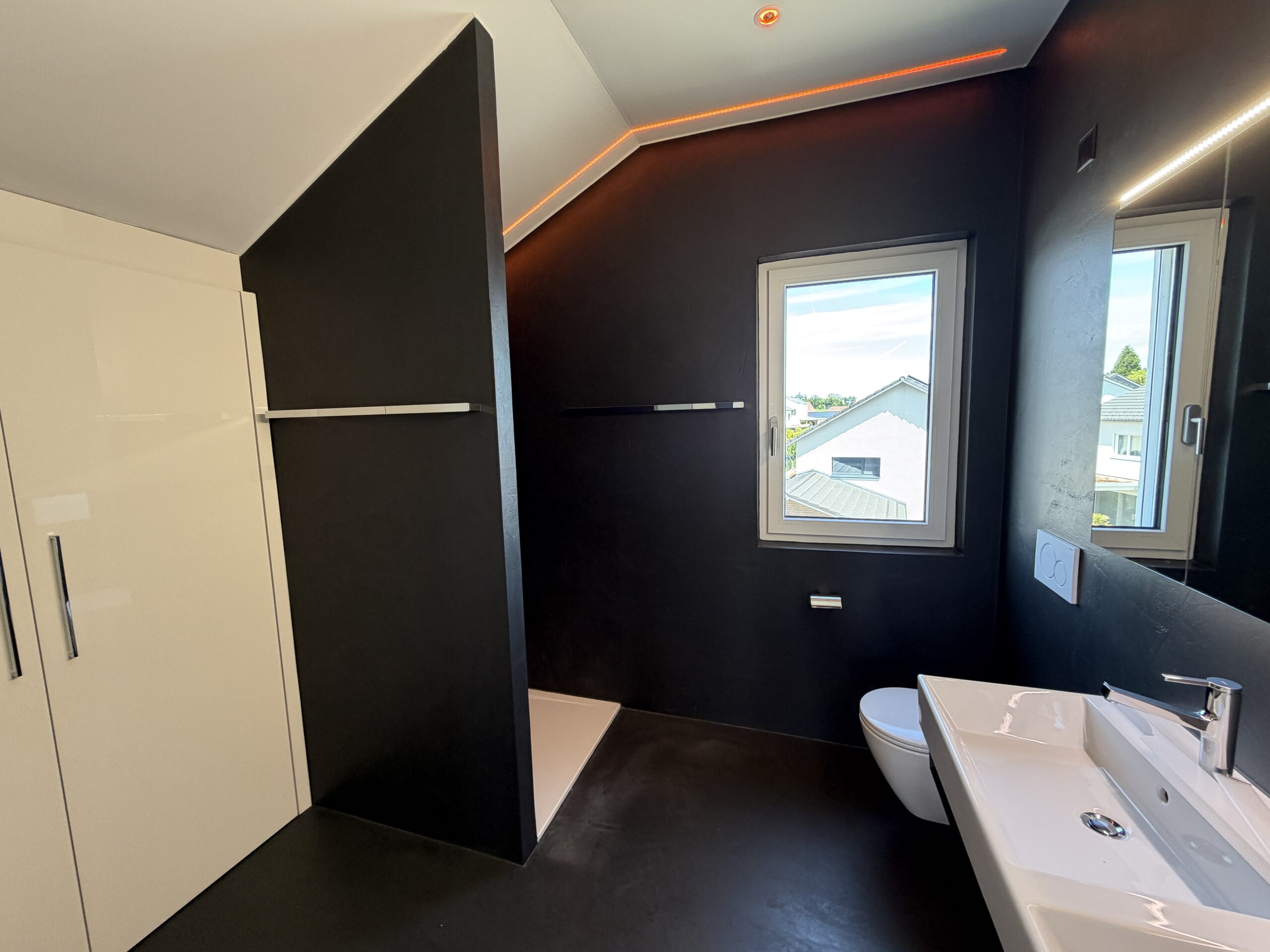 Modernes Badezimmer mit schwarzer Akzentwand