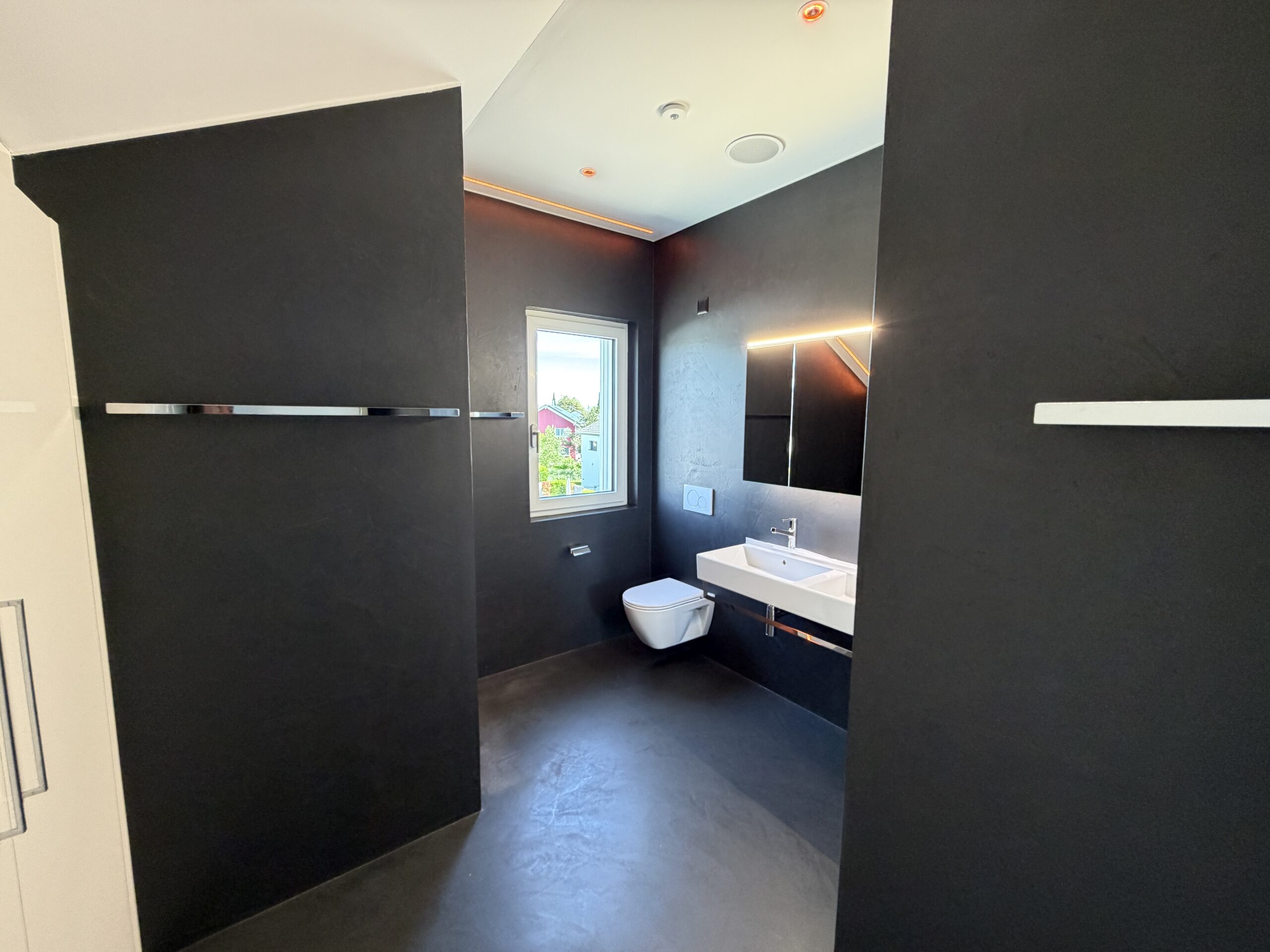 Modernes Gäste-WC in dunkler Gestaltung