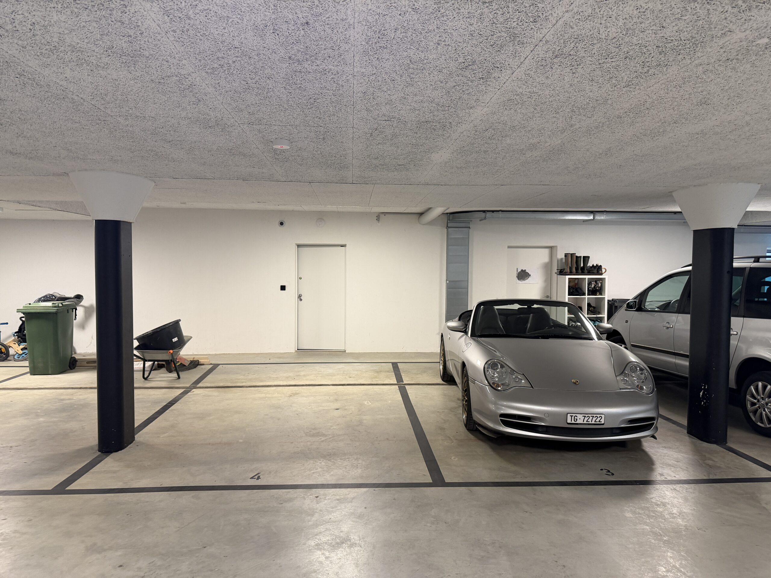 Tiefgarage mit parkenden Fahrzeugen