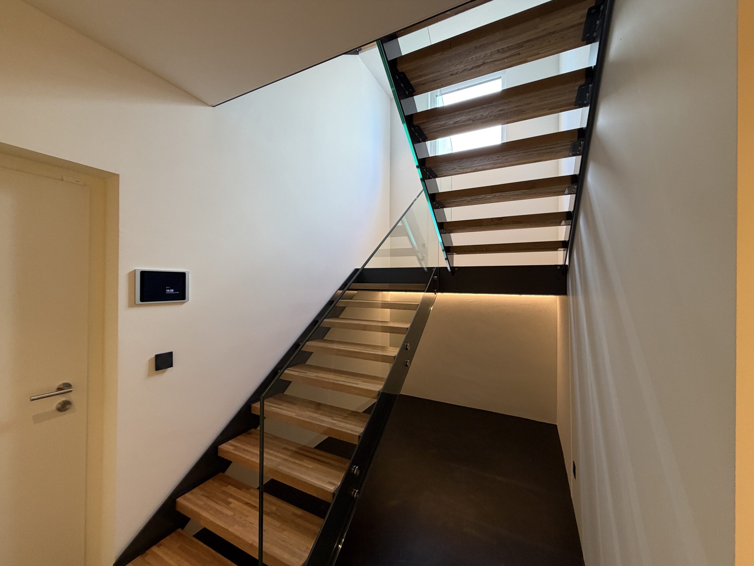 Moderne Treppe im Flur