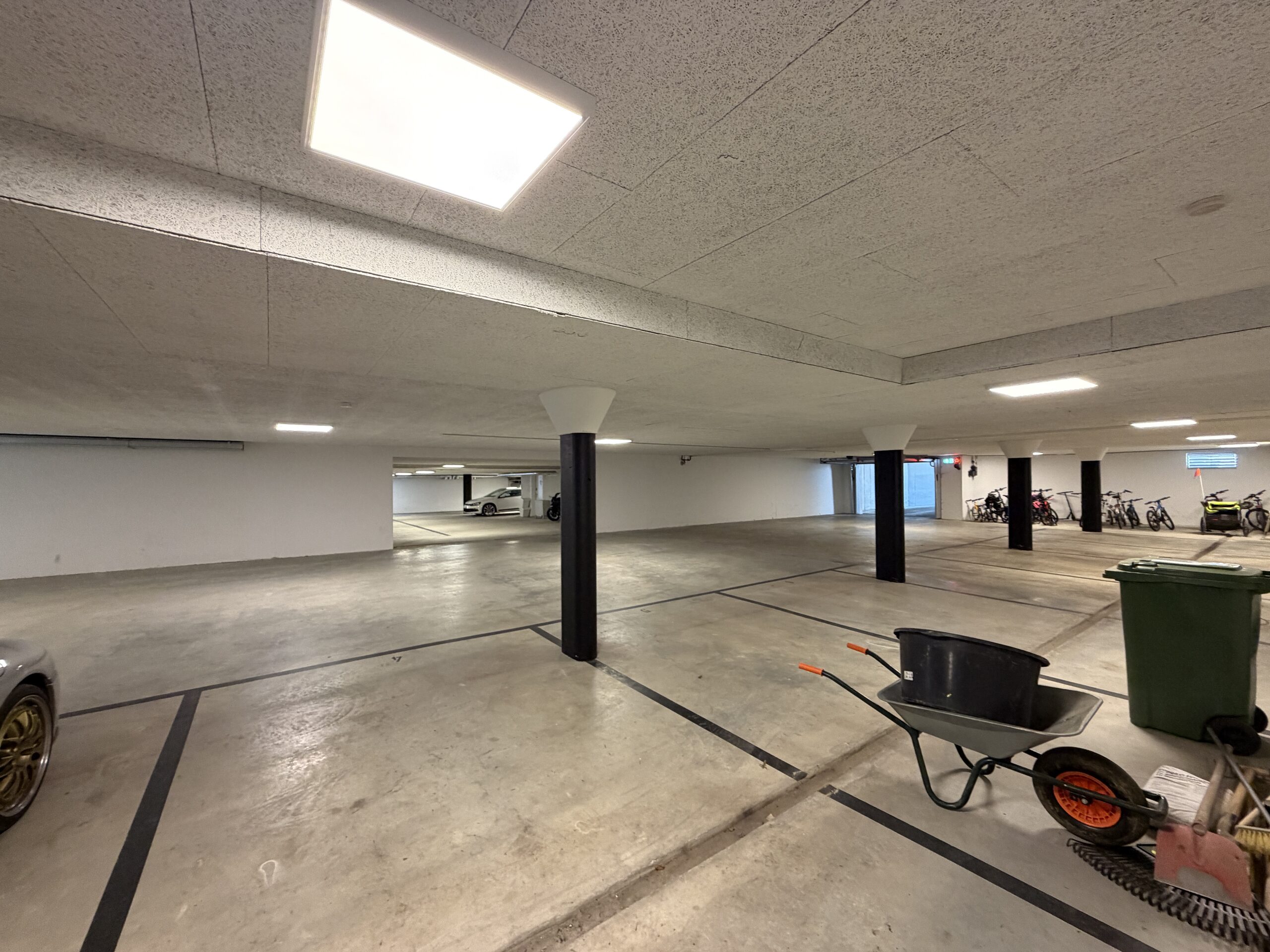 Tiefgarage mit Stellplätzen