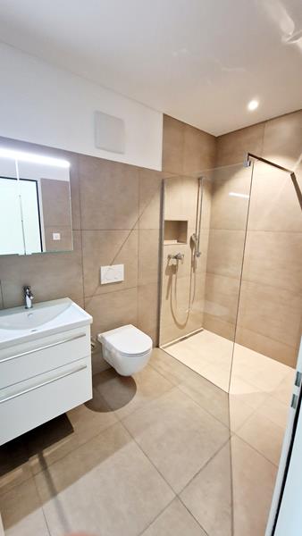 Modernes Badezimmer mit begehbarer Dusche