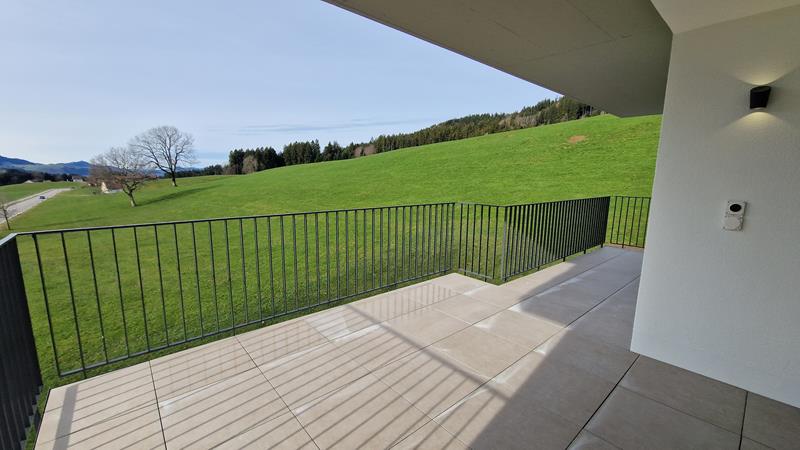 Überdachte Terrasse mit Blick ins Grüne
