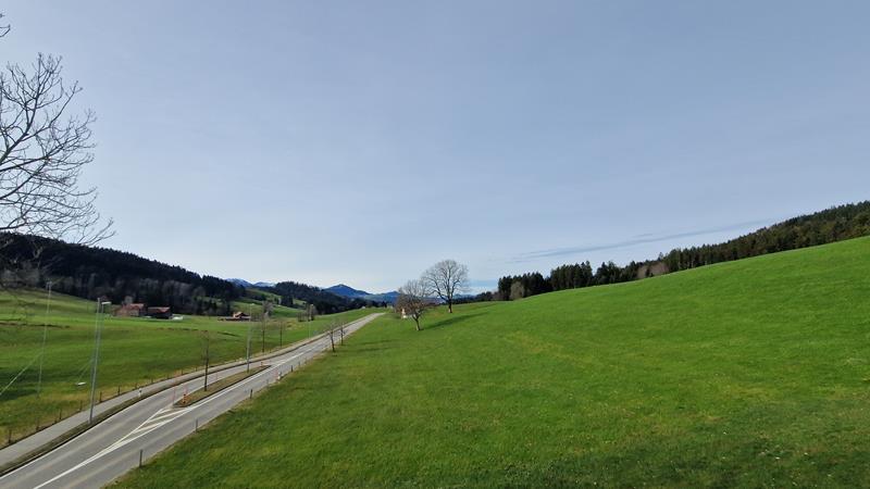 Landschaft mit Straße und grünen Hügeln