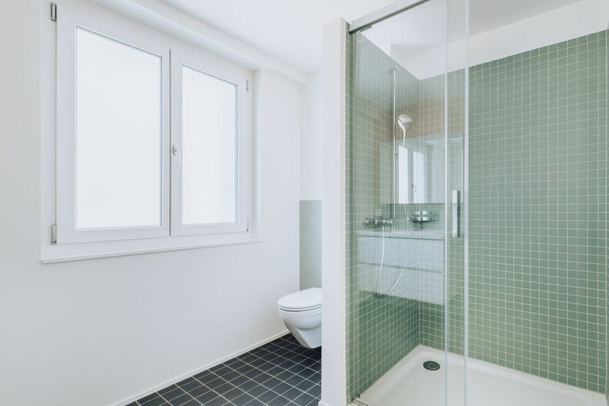 Modernes Badezimmer mit Dusche und WC