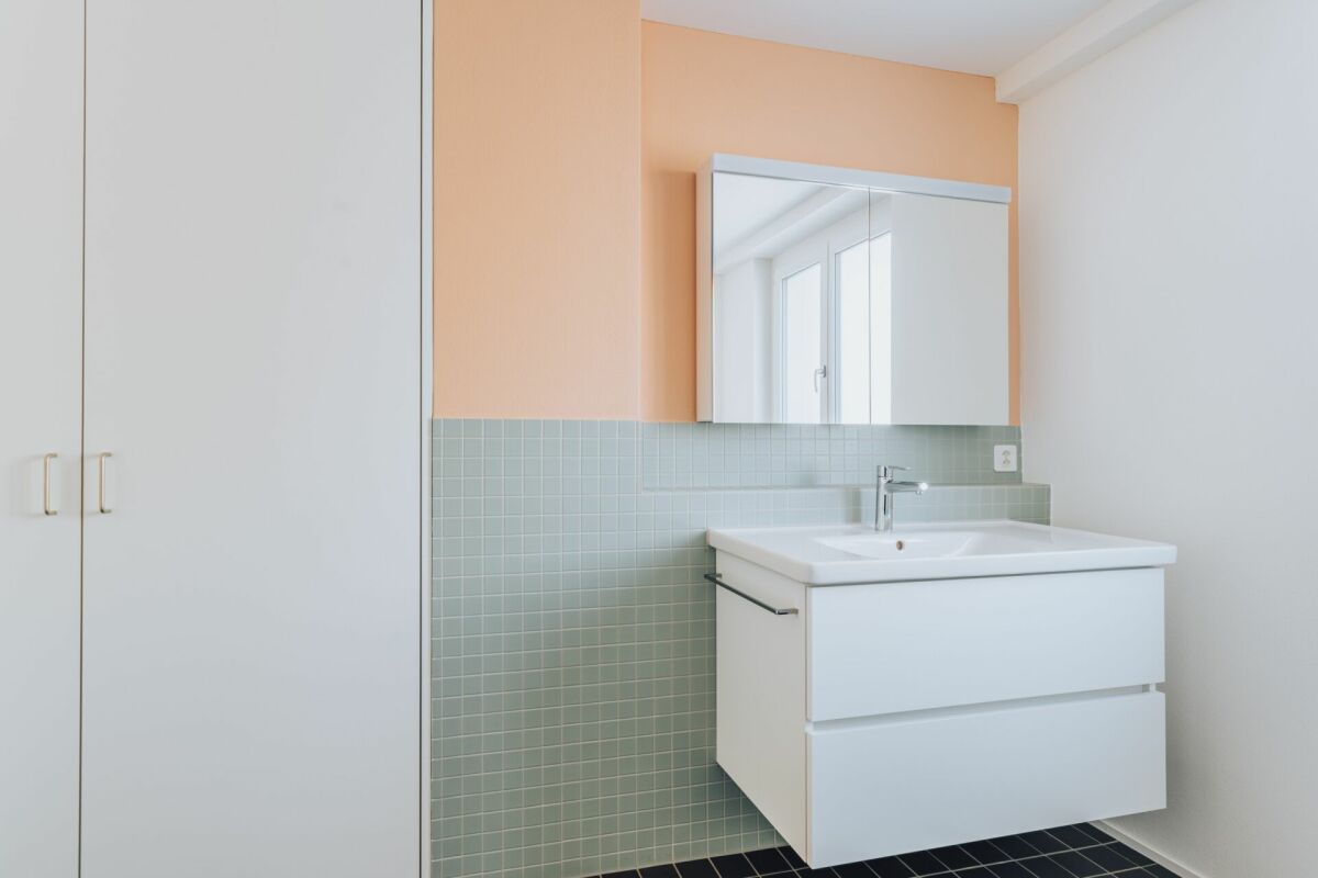 Modernes Badezimmer mit Waschtisch und Spiegelschrank