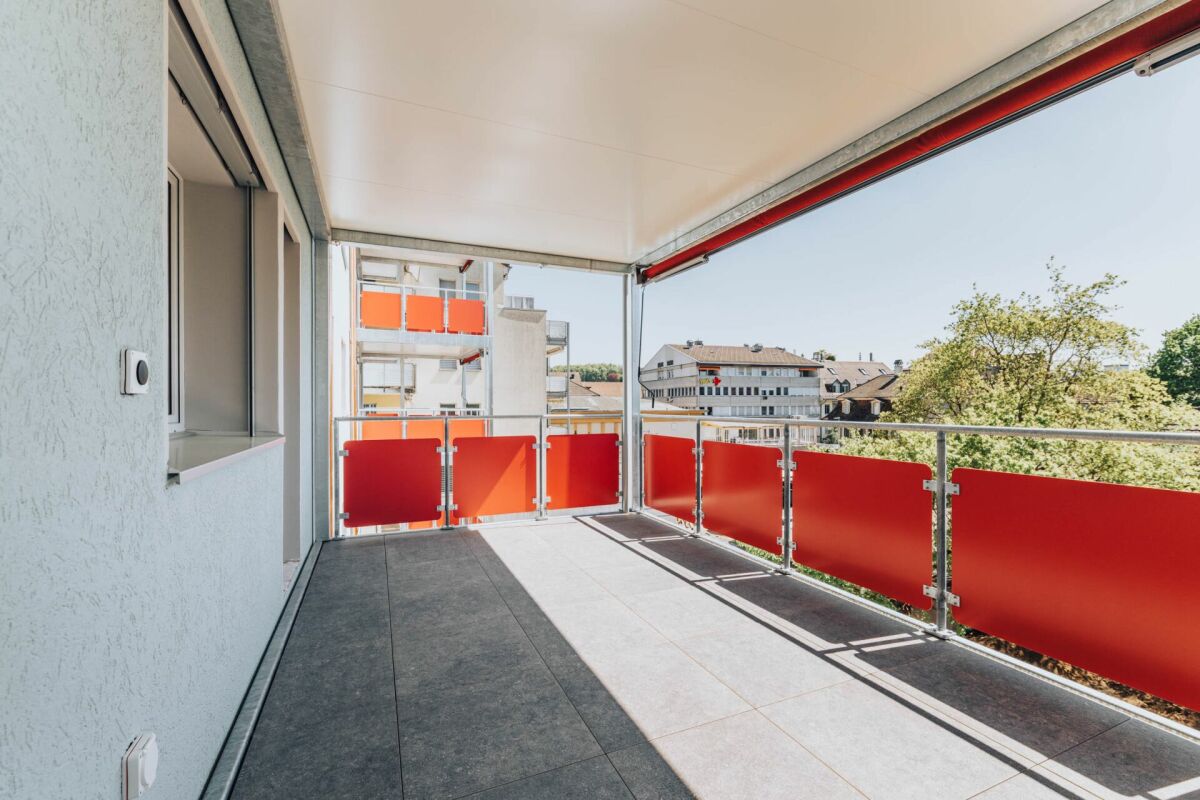 Balkon mit roter Brüstung