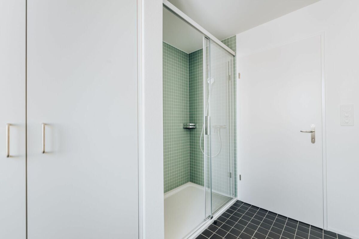 Badezimmer mit Dusche und Einbauschrank