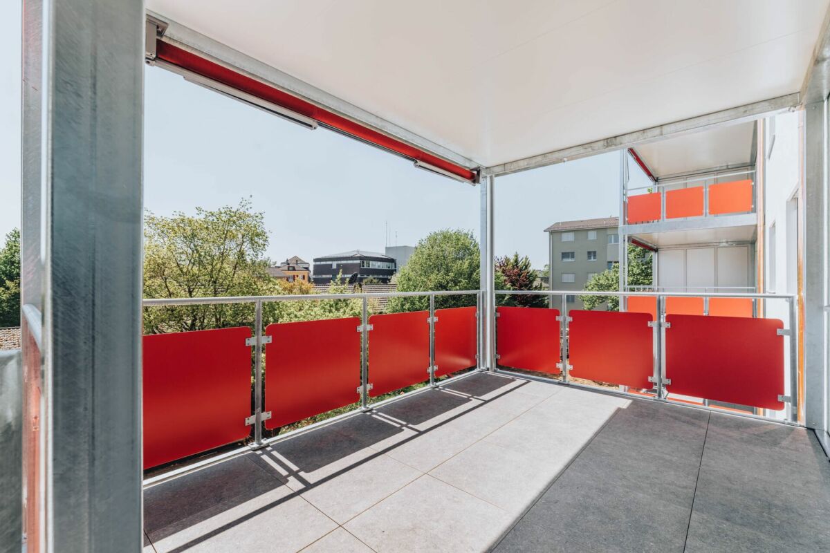 Überdachter Balkon mit Blick ins Grüne