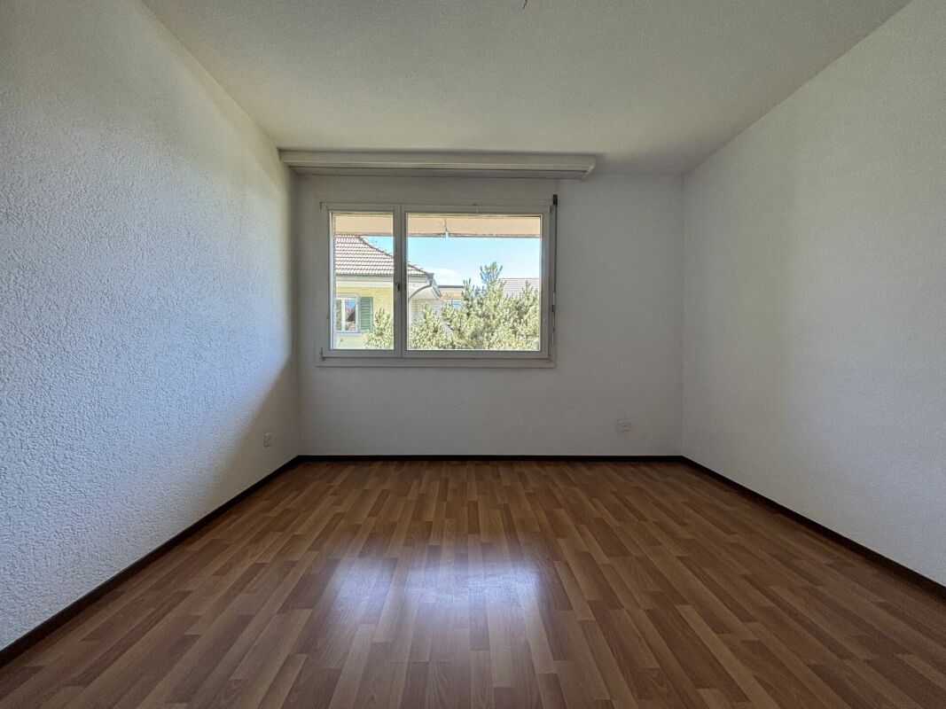 Leerer Wohnraum mit Fenster