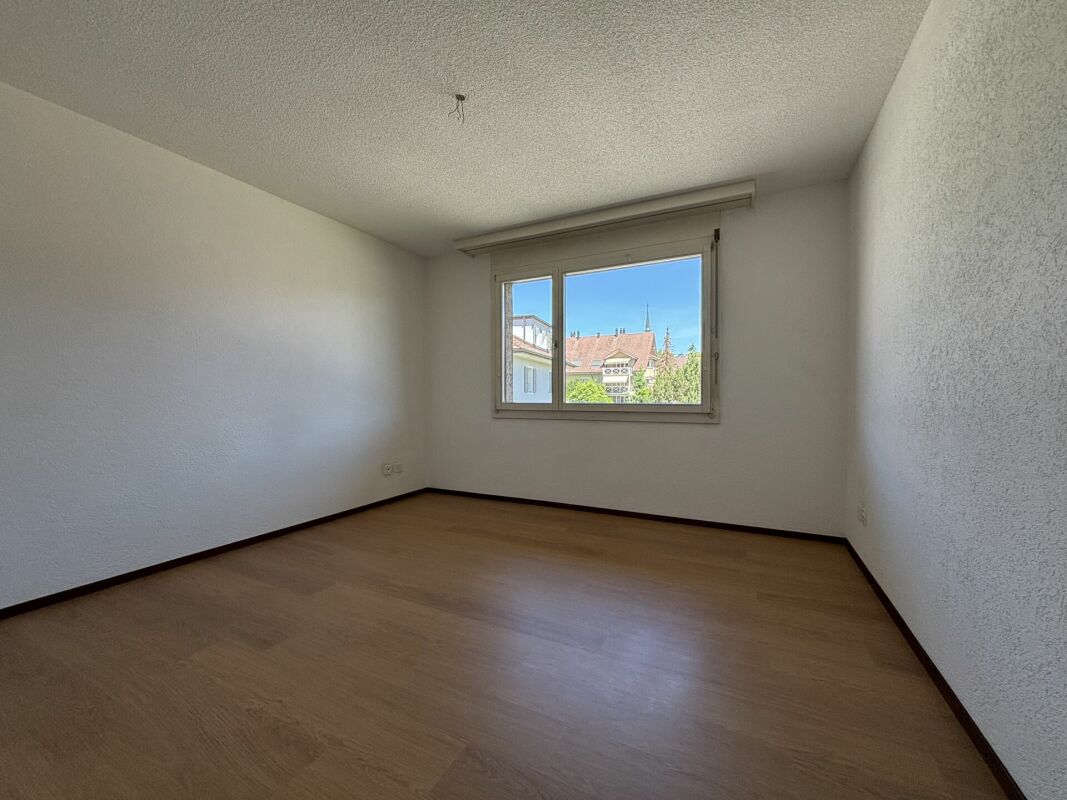 Leerer Wohnraum mit Fensterblick