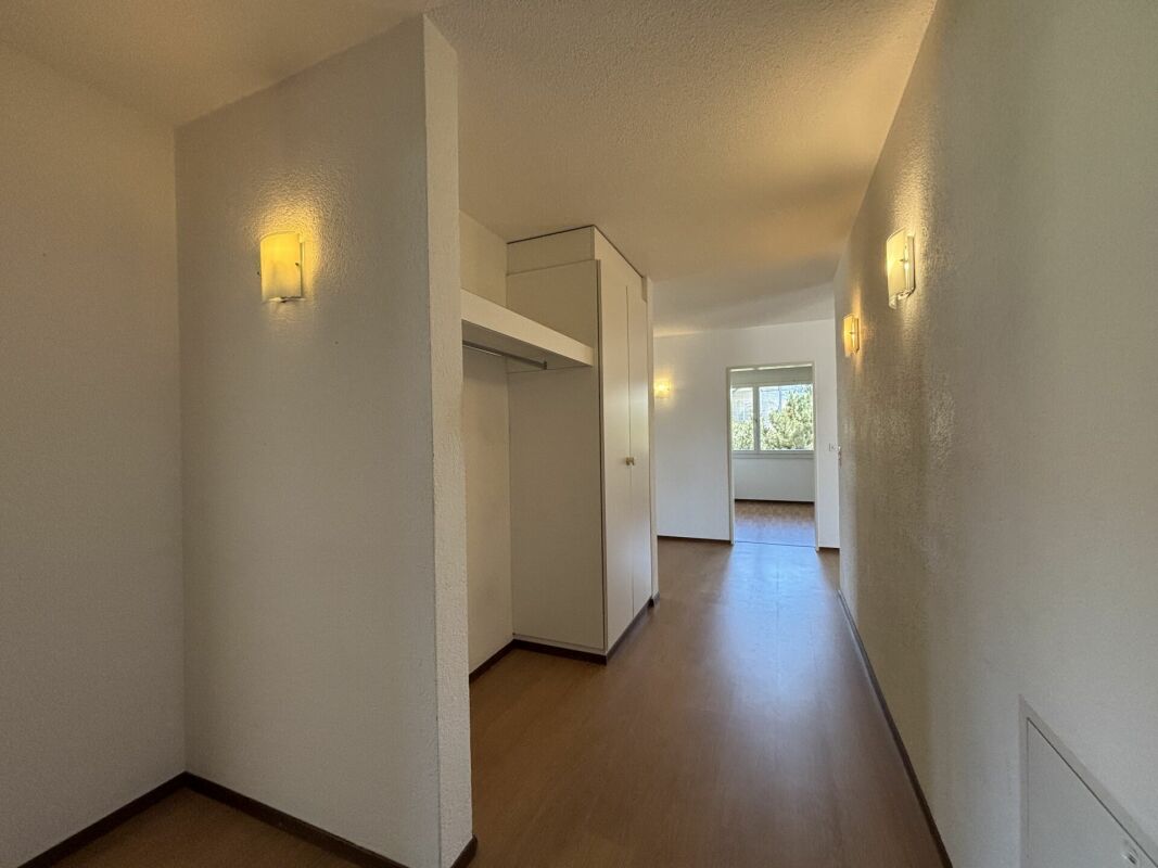 Heller Flur mit Einbauschrank