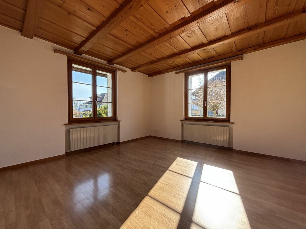 Leerer Wohnraum mit Holzdecke