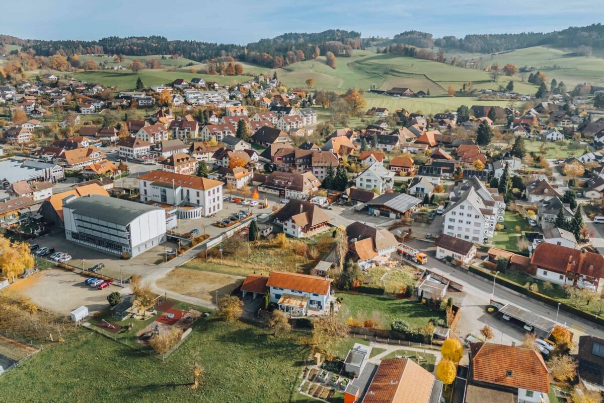Luftaufnahme eines ländlichen Ortes