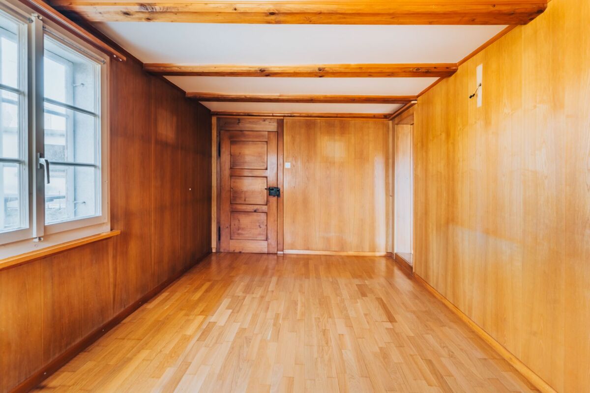 Holzgetäfelter Raum mit Fenster und Tür