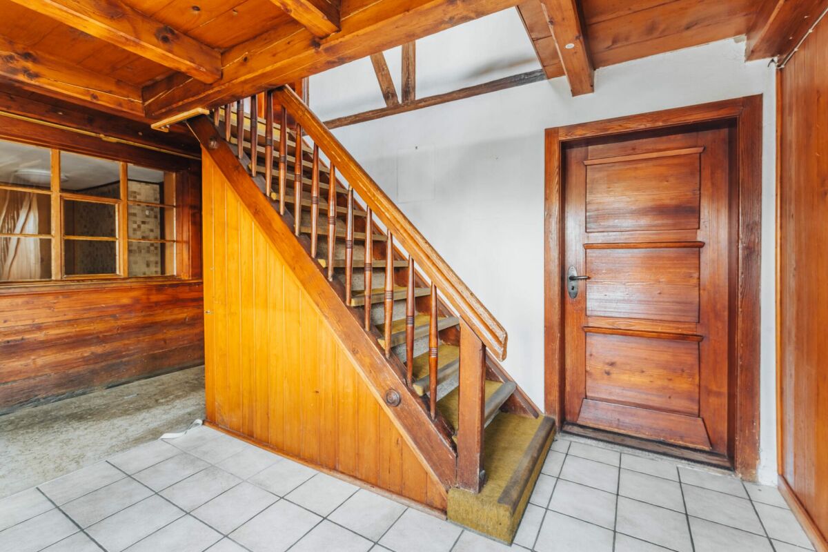 Treppenhaus mit Holzverkleidung