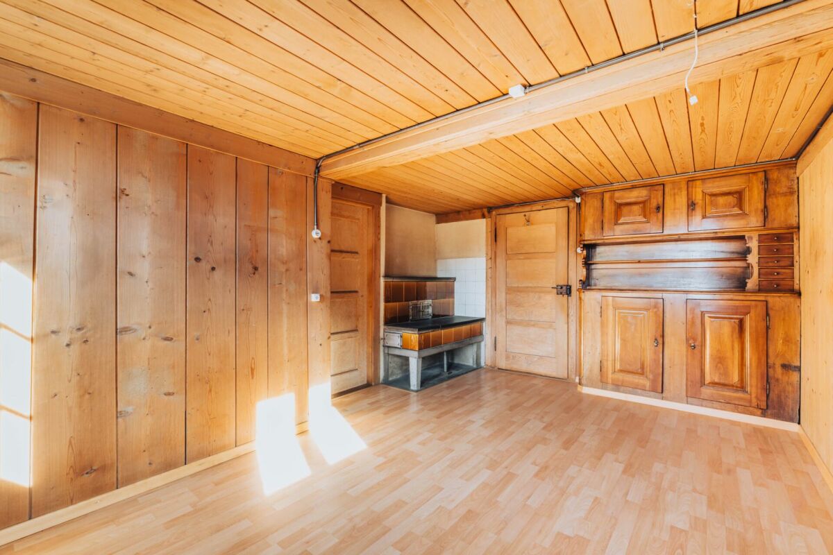 Holzvertäfelter Raum mit Einbauten