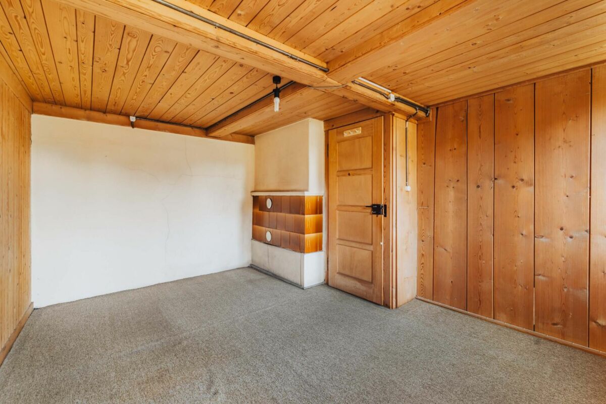 Holzverkleideter Raum mit Teppichboden