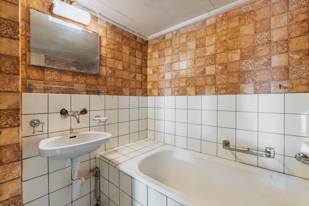 Badezimmer mit Badewanne und Waschbecken