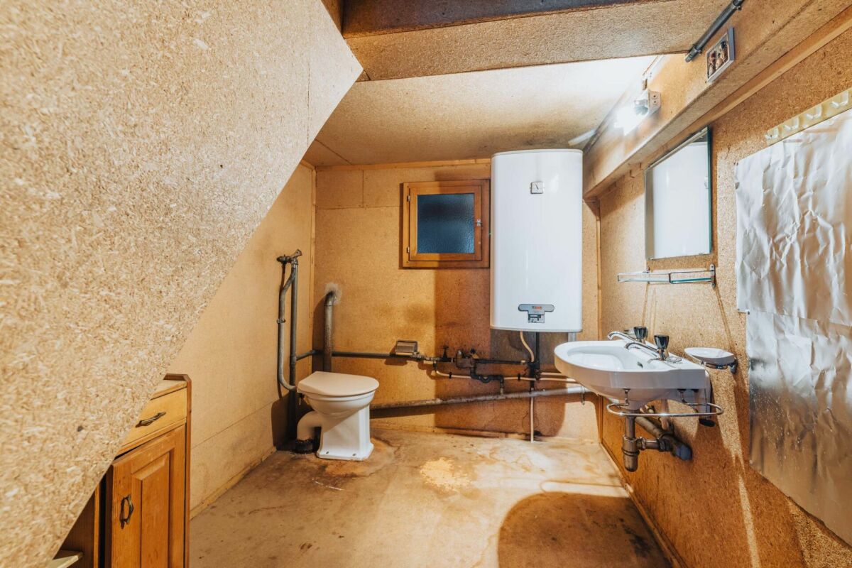 Kleines Keller-WC mit Technikbereich