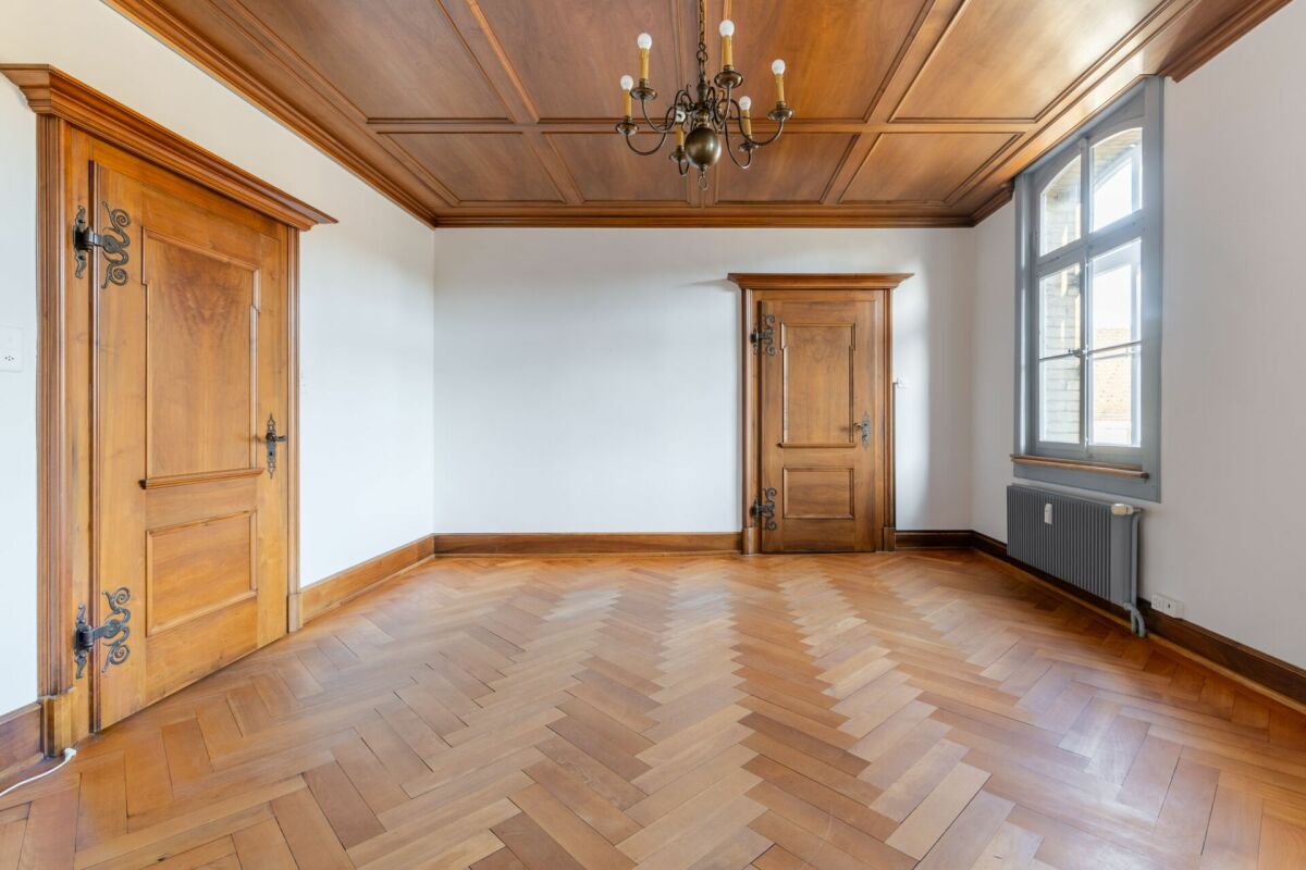 Klassischer Raum mit Holzdetails