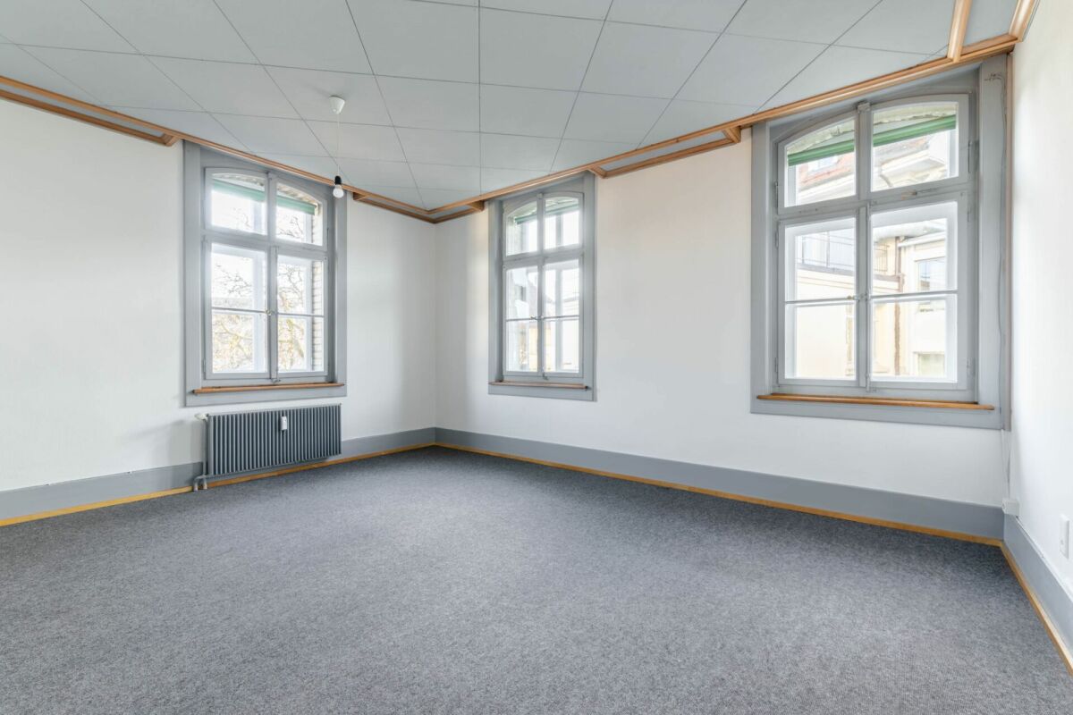 Leerer heller Raum mit großen Fenstern