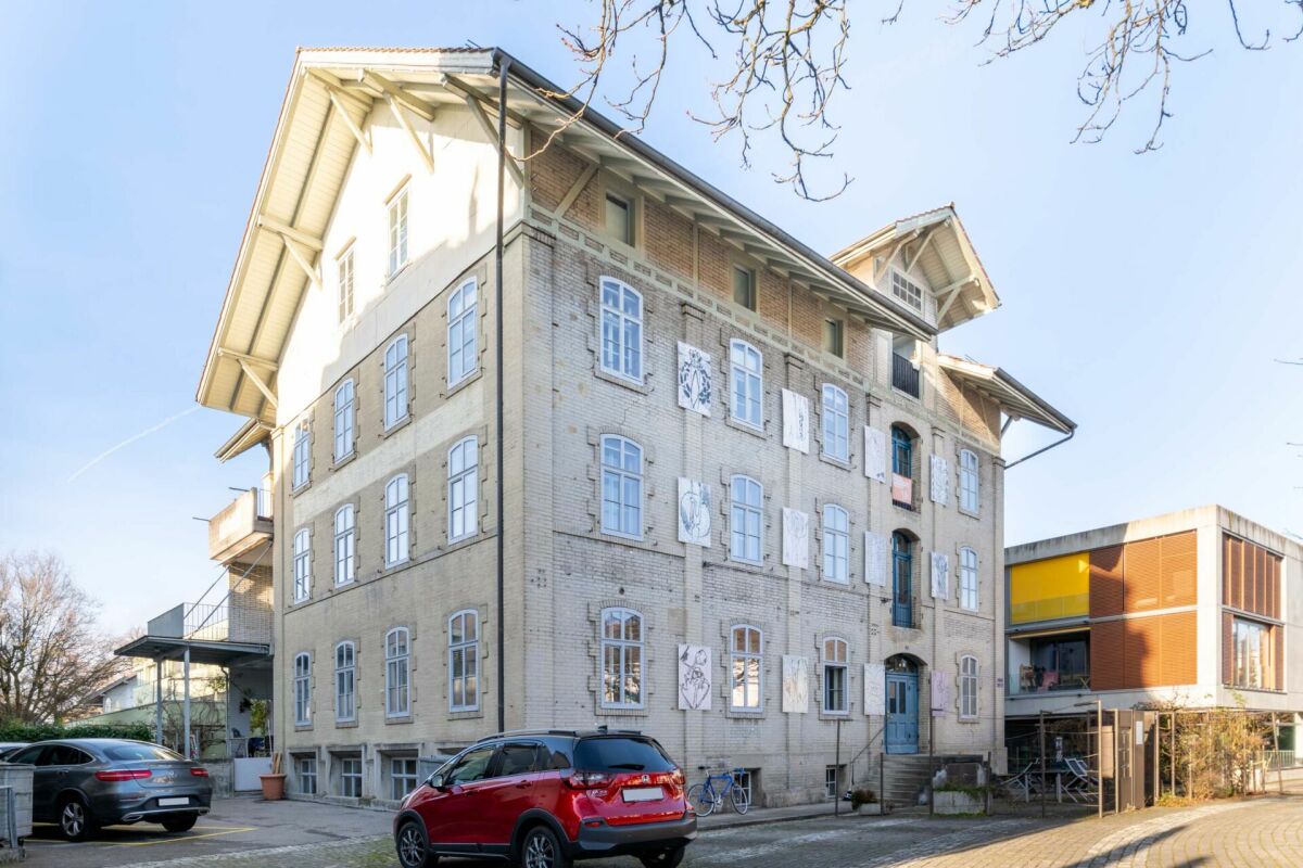 Außenansicht eines mehrgeschossigen Gebäudes