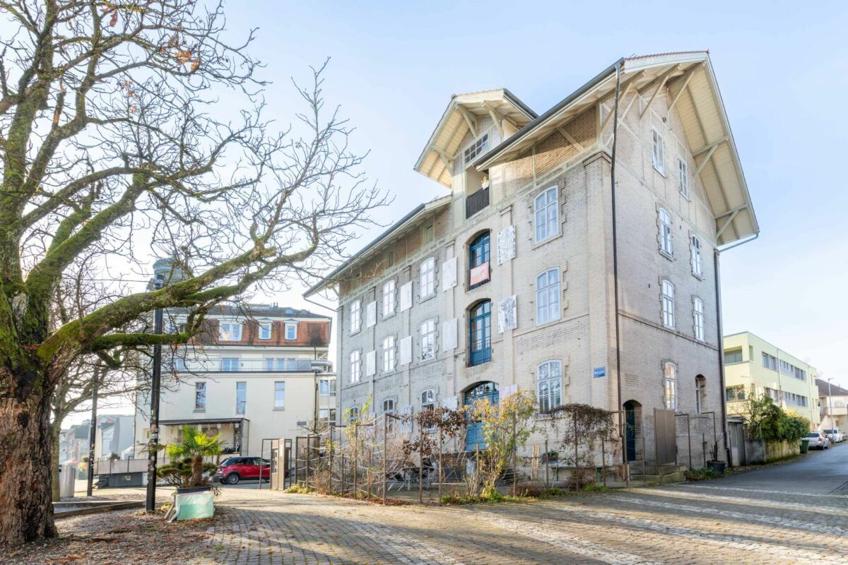 Historisches Mehrfamilienhaus mit großem Dachüberstand