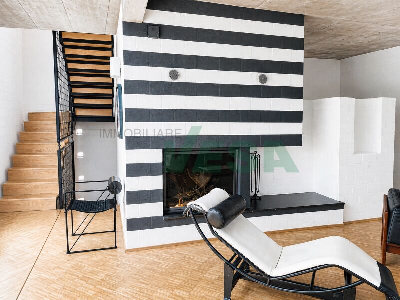 Wohnraum mit Kamin und Treppe