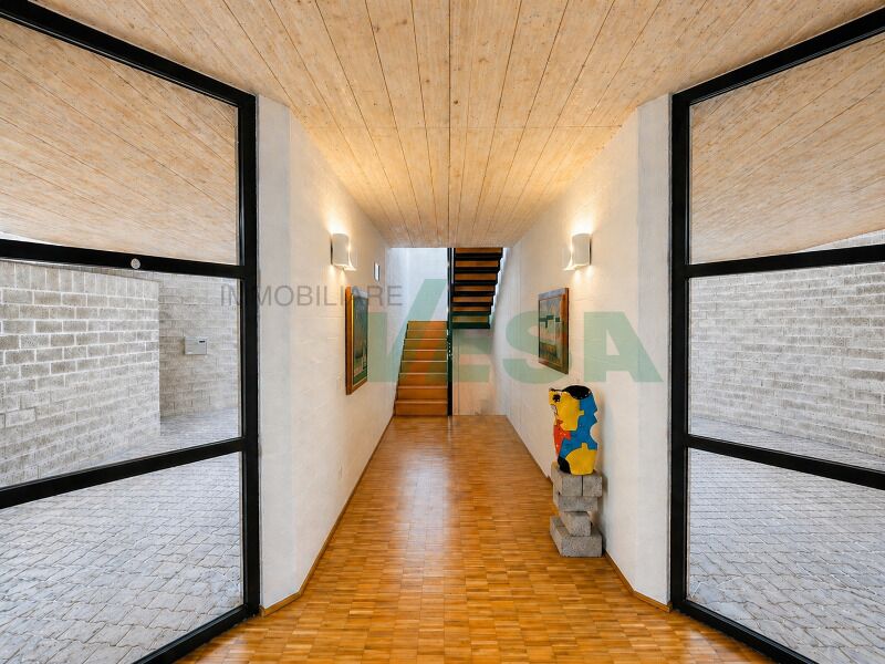 Moderner Eingangsflur mit Treppe