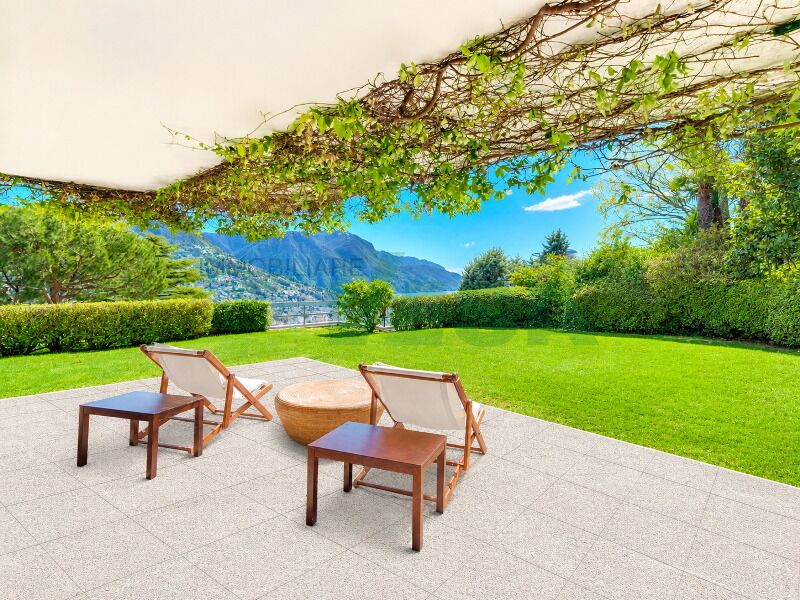 Terrasse mit Garten und Bergblick