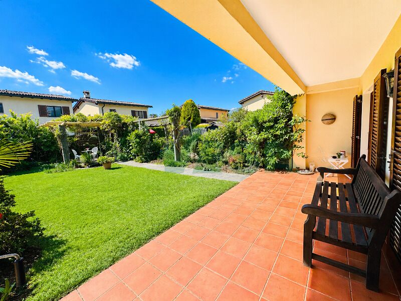 Terrasse mit Gartenblick
